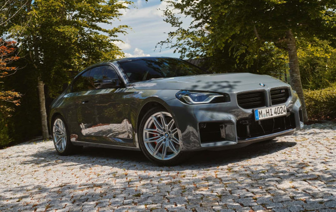 Ταχύτερη, με ζάντες που δεν μας κερδίζουν αλλά είμαστε ευγνώμονες που διατηρήθηκε το χειροκίνητο κιβώτιο. BMW M2