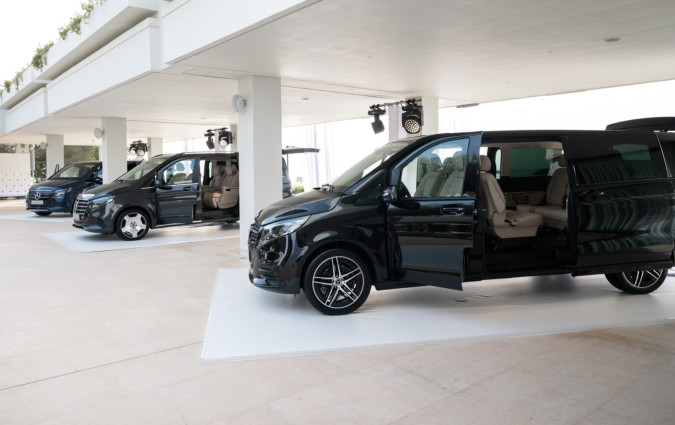 Η αρχική τιμής της νέας Mercedes-Benz V-Class στην ελληνική αγορά διαμορφώνεται στα €90.728 και τις EQV στις €98.208 Mercedes-Benz V-Class & EQV