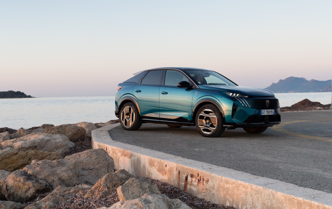 To νέο Peugeot 3008 ξεκινά την εμπορική του πορεία στην ελληνική αγορά από τις €36.900 Peugeot E3008 Peugeot E3008