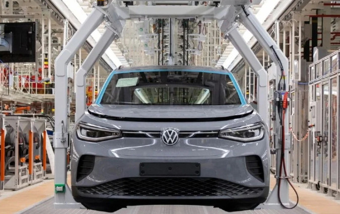 Το VW Group θα επενδύσει 4,6 δισ. ευρώ προκειμένου να αποκτήσει πρόσβαση στην τεχνογνωσία, τις ηλεκτρικές πλατφόρμες και και τα λογισμικά της Rivian VW ID.4