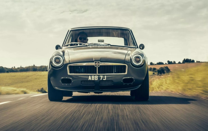 Τι συμβαίνει όταν παντρεύεις βρετανική πολυτέλεια με 3 kg ανά ίππο; Ένα MGB GT σού κλείνει το μάτι. MGB GT