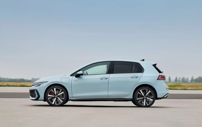 Όταν το θερμικό σου μοντέλο πουλάει τόσο καλά, δεν είσαι τρελός να πυροβολήσεις τα πόδια σου. Volkswagen Golf