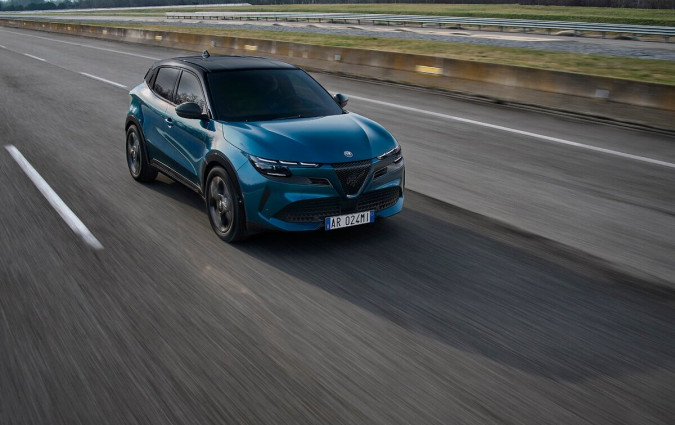 H τιμή της υβριδικής και 100% ηλεκτρικής Alfa Romeo Junior διαμορφώνεται στις €29.900 και €30.900 αντίστοιχα Alfa Romeo Junior