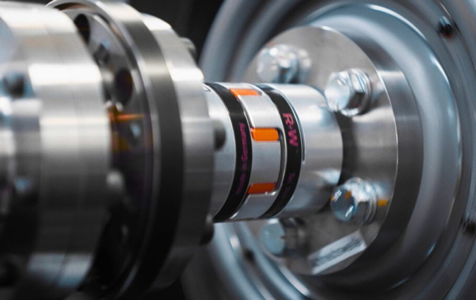 Η ειδοποιός διαφορά της σπουδής των BMW και DeepDrive σε σχέση με τους συμβατικούς κινητήρες είναι ότι ο στάτορας κινεί ταυτόχρονα και τους δύο ρότορες BMW & DeepDrive