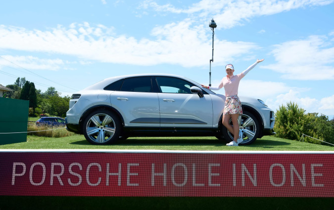 Αυτή είναι μόλις η δεύτερη φορά που ένας επαγγελματίας παίκτης γκολφ κερδίζει μια Porsche ως βραβείο για «hole in one». Porsche Macan