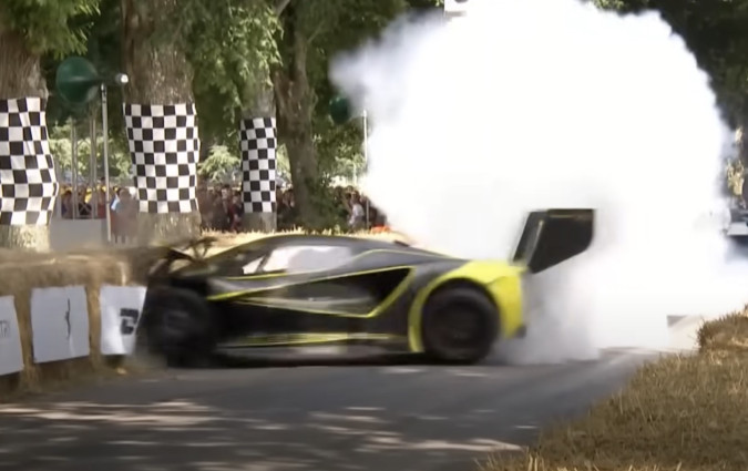 Από το ζενίθ στο ναδίρ. Από την αποθέωση στην αποκαθήλωση μέσα σε λίγα μόλις μέτρα. Evija X