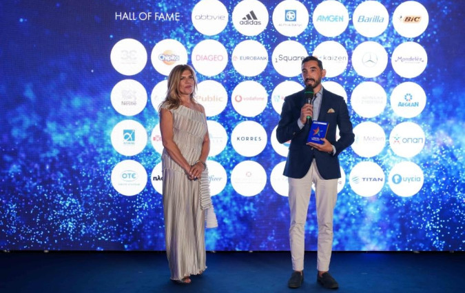 H Αναστασία Παρετζόγλου, Fortune Greece Brand Manager, και ο Παναγιώτης Ριτσώνης, Marketing Senior Manager Mercedes-Benz Cars & smart επί σκηνής. Mercedes-Benz Hall of Fame