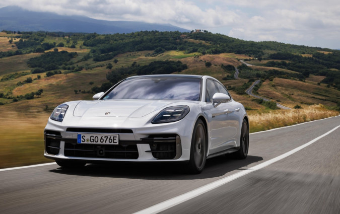 H Porsche Panamera Turbo S E-Hybrid των 782 ίππων ξεκινά από τις €254.630, με την GTS να κοστίζει €243.560 Porsche Panamera S E-Hybrid