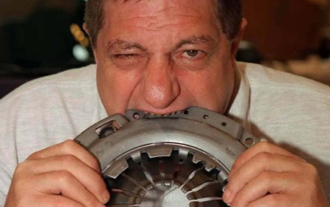 Όταν έχεις φάει κοτζάμ αεροπλάνο Cessna, τι να σου κάνει ένα αυτοκίνητο; Monsieur Mangetout