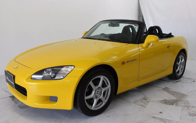 Οι έμποροι έχουν ξεφύγει και ζητούν υπέρογκα ποσά, εκμεταλλευόμενοι την αγάπη του κοινού για το κλασικό πλέον ρόουντστερ της Honda. Αλλά και το γεγονός ότι οι Ιάπωνες δεν πουλούν τώρα κάτι αντίστοιχο. Honda S2000