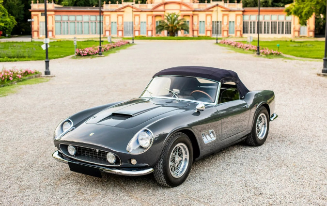 64 χρονιά μετά, η Ιταλίδα κυρία συνεχίζει να συγκεντρώνει τα βλέμματα. Και να σπάει κουμπαράδες. 250 GT