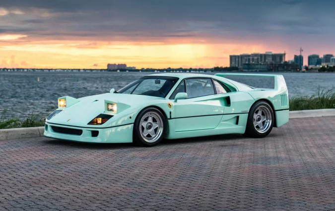 Μωρέ ας είχαμε μια Ferrari F40 κι ας ήταν βαμμένη φούξια με ροζ πουά ελεφαντάκια! Ferrari F40