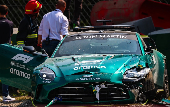 Αφού δεν χτύπησε κανείς κι αφού υπάρχει εφεδρικό αυτοκίνητο ασφαλείας, μπορούμε να πούμε «και μη χειρότερα». Aston Martin