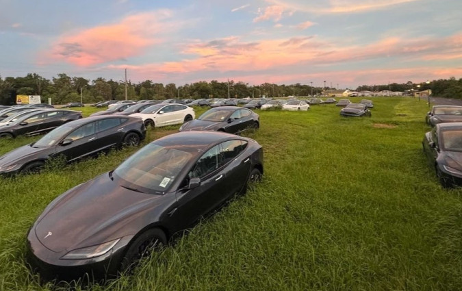 Δύσκολα θα μάθουμε τον πραγματικό λόγο που τα ηλεκτρικά σεντάν βρίσκονται παρατημένα τόσο καιρό στο χωράφι. Model 3