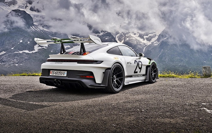 Κι ενώ θα περίμενε κανείς ότι η συλλεκτική RS θα βρεθεί στο μουσείο της Porsche, θα διατεθεί προς πώληση μέσω κλήρωσης. 911 GT3 RS