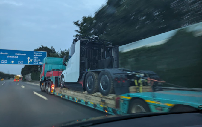 Ξέχνα ό,τι ήξερες. Το Tesla Semi χρειάζεται μόλις 5” για 0-100 km/h μόνο με τον τράκτορα ή μόλις 20” με κοτσαρισμένο το επικαθήμενο! Tesla Semi