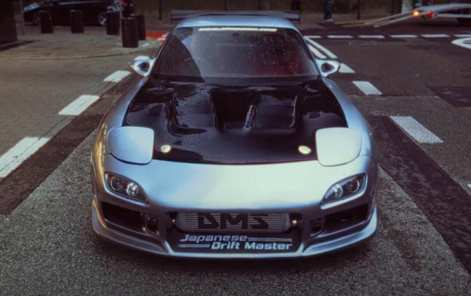 Το βλέπεις και σου πέφτει το σαγόνι. Το βάζει μπροστά και θες να βάλεις τα γέλια. Ή τα κλάματα... Mazda RX-7