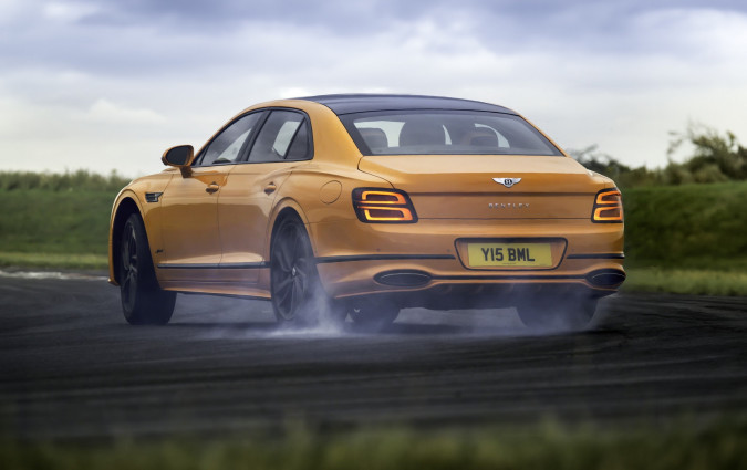 Με σχεδόν 240 επιπλέον ίππους κι επιδόσεις σοκ, η βρετανική λιμουζίνα μπορεί να μετατραπεί σε ένα τεράστιο dragster πολυτελείας. Bentley Flying Spur