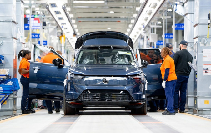 Την είδηση έκανε γνωστή τόσο ο CEO της Volvo, Jim Rowan όσο και ο εμπορικός διευθυντής Björn Annwall, σε συνάντηση που είχαν με αντιπροσώπους της εταιρείας Volvo EX90