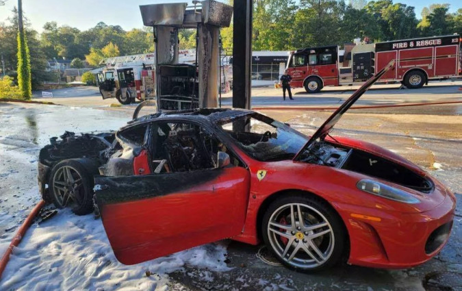 Είναι να σε πιάνει η καρδιά σου, βλέποντας το κεντρομήχανο σούπερκαρ να έχει γίνει αποκαΐδια. Ferrari F430