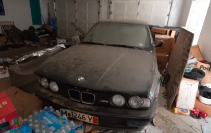 Nα θυμίσουμε ότι αυτή η BMW M5 E34 φορά ατμοσφαιρικό 6κύλινδρο κινητήρα σε σειρά, με χωρητικότητα 3,8 λίτρων και απόδοση 340 ίππων και 400 Nm. BMW M5 E34