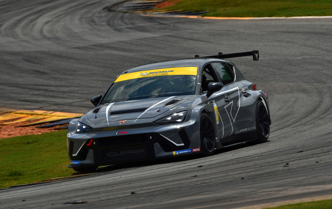 Το IMSA Michelin Pilot Challenge αποτελεί έναν από τους κορυφαίους αγώνες στις ΗΠΑ, φιλοξενώντας αγωνιστικά με κινητήρες που αποδίδουν έως και 350 ίππους. CUPRA Leon VZ TCR