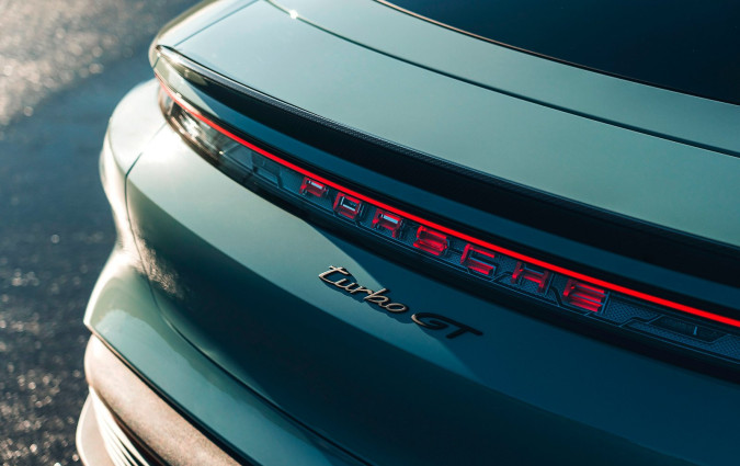 Χτες διαβάσαμε για τη Mercedes-AMG One που έγινε το πρώτο μοντέλο παραγωγής που έπεσε κάτω από τα 6'30” στην Πράσινη Κόλαση. Τα ρεκόρ είναι για να σπάνε. Taycan Turbo GT