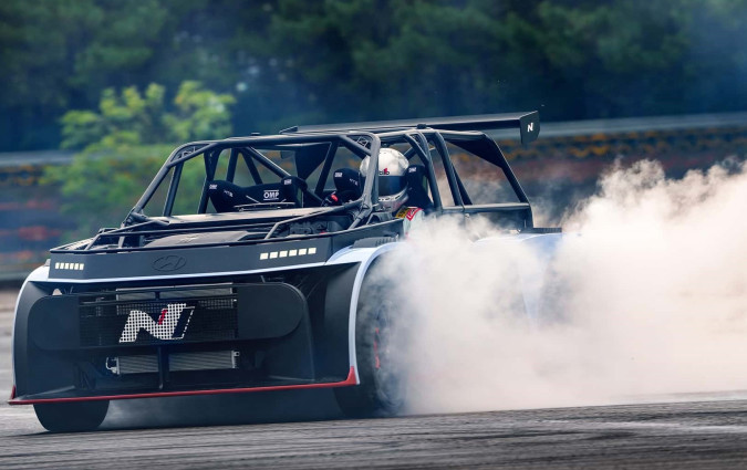 Η κορεατική φίρμα έχει βαλθεί να πείσει ακόμα και τους πιο σκεπτικιστές, ότι ένα ηλεκτρικό όπως το Hyundai RN24 μπορεί να βγάλει τόνους συναίσθημα. Hyundai RN24