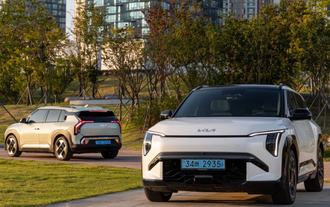 Το Kia EV3 ξεκινά την εμπορική του πορεία στην ελληνική αγορά από €29.990, περιλαμβανομένης της κρατικής επιδότησης αλλά και της έκπτωσης που εξασφάλισε η ελληνική αντιπροσωπεία Kia EV3