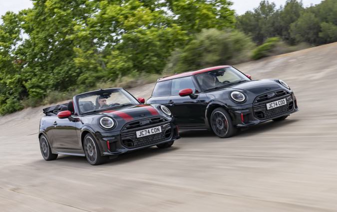 Tο νέο MINI JCW ξεκινά από €42.250 € για το 3θυρο χάτσμπακ και €49.990 το Cabrio. MINI JCW