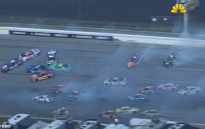To μεγαλύτερο ατύχημα στην ιστορία του NASCAR συνέβη χθες στην πίστα Superspeedway της Talladega, με τους 28 οδηγούς να είναι καλά στην υγεία τους NASCAR Big Crash