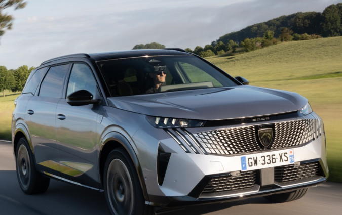 Το νέο Peugeot 5008 στην ήπια υβριδική του έκδοση ξεκινά από τις €39.900 στην έκδοση Allure Peugeot 5008