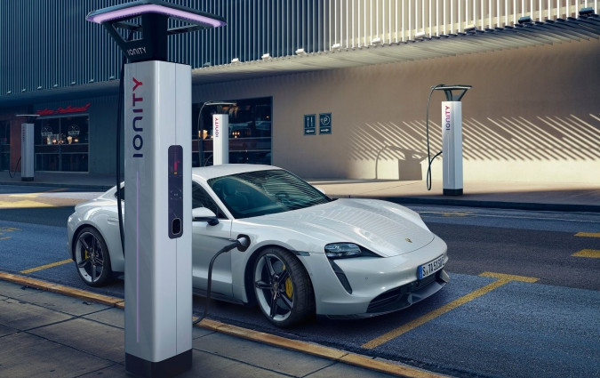 Η πρώτη γενιά της Taycan δεν διακρινόταν για την απλόχερη αυτονομία της. Ιδιαίτερα τώρα που θα φορτίζει στο 80%. Porsche Taycan