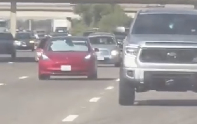 Παρά τα ατυχήματα που έχουν συμβεί, κάποιοι συνεχίζουν να φέρονται τόσο ανεύθυνα. Model 3