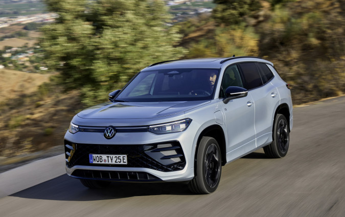 Το νέο Volkswagen Tayron έχει μήκος 4,77 μέτρα ή 23 εκατοστά περισσότερα από το Tiguan και γκάμα αποτελούμενη έξι μοτέρ Volkswagen Tayron