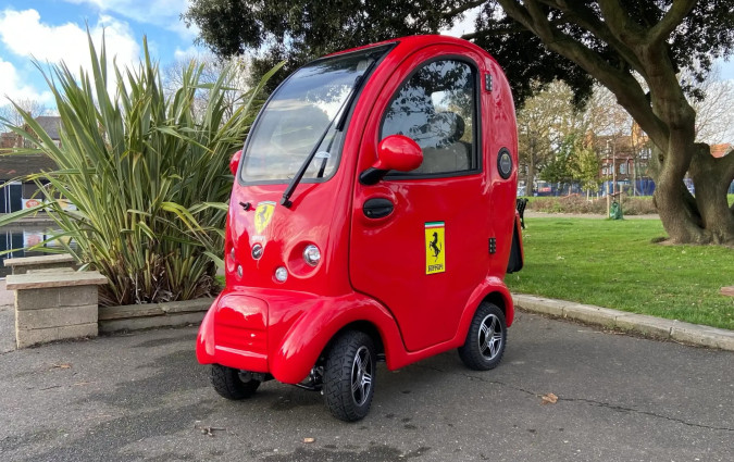 Η Wild & Wacky Mobility διαθέτει το «Cabin Car Limited Edition Ferrari» έναντι 7.995 στερλινών. Cabin Car Limited Edition Ferrari
