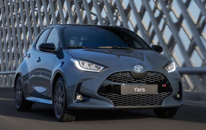 H γκάμα του Toyota Yaris συνεχίζει να απαρίζεται από τη θερμική έκδοση των 125 PS και της φουλ υβριδικές των 115 και 130 PS Toyota Yaris 2025