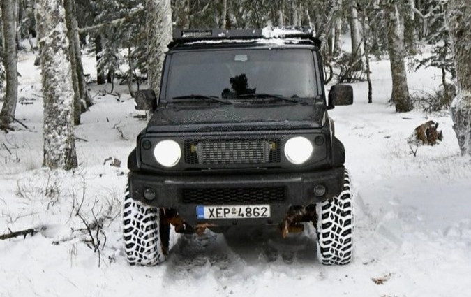 Ναι, το Jimny είναι φτιαγμένο για τα βουνά. Αλλά γιατί να αργείς να φτάσεις μέχρις εκεί; Suzuki Jimny