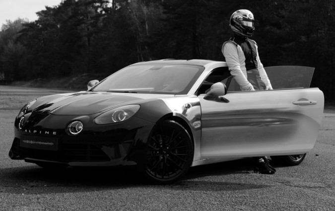 Ανάμεσα στα άχαρα SUV, ξεχωρίζει η κομψή σιλουέτα της Alpine A110 με τις χυτές γραμμές. Alpine A110S