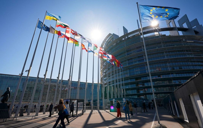 Οι προοπτικές δείχνουν δυσοίωνες για την αυτοκινητοβιομηχανία, με το συνολικό κόστος των προστίμων για το CO₂ να εκτιμάται από 10 έως 16 δισ. ευρώ. Europe CO₂