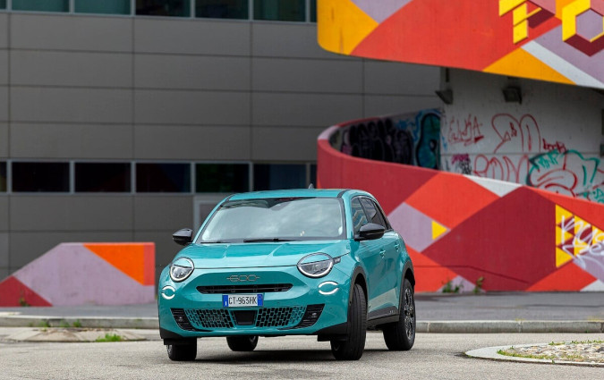 H νέα έκδοση του SUV της FIAT 600 Hybrid προστίθεται στις τρέχουσες επιλογές που περιλαμβάνουν την υβριδική των 100 PS και την αμιγώς ηλεκτρική των 156 PS FIAT 600 Hybrid