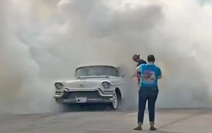 Τι; Να κρατήσω τον μικρό; Χμ, δεν γίνεται, έχω κλείσει να πάω σε διαγωνισμό burn out. burn out