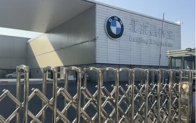 Σαν τον δικέφαλο αετό πρέπει να κοιτούν οι Ευρωπαίοι: Από τη μία ο Trump, από την άλλη οι Κινέζοι. Κίνα