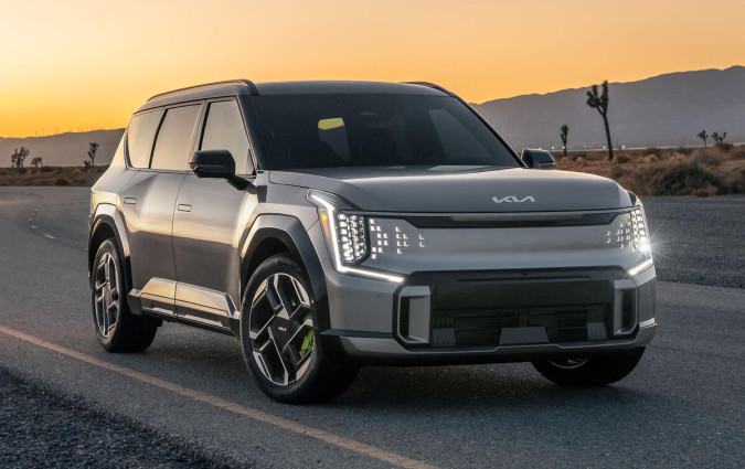 Και σαν να ακούμε στο βάθος τον Ακάλυπτο να αναφωνεί «κι οι παντρεμένοι έχουν ψυχή»! Και μπαλαντέζα! Kia EV9 GT