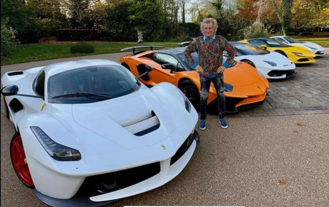 «Ε τι α κανς; Α κατς να μαλώεις; Πουλάς τις Ferrari κι ησυχάζεις», φαίνεται να σκέφτεται ο Rod Stewart. Rod Stewart