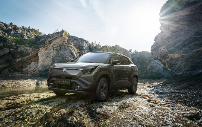 Το Suzuki e Vitara θα φτάσει στην Ευρώπη το καλοκαίρι του 2025 σε δικίνητη και τετρακίνητη έκδοση με μπαταρία χωρητικότητας 49 και 61 kWh αντίστοιχα. Suzuki e Vitara
