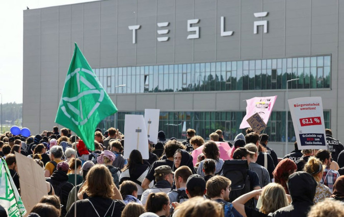 Οι διαμαρτυρίες οργανώνονται από την ομάδα Disrupt Tesla, η οποία υποστηρίζει ότι η επέκταση του εργοστασίου θα προκαλέσει σοβαρές περιβαλλοντικές επιπτώσεις, κυρίως σε δάση και υδατικούς πόρους. Tesla