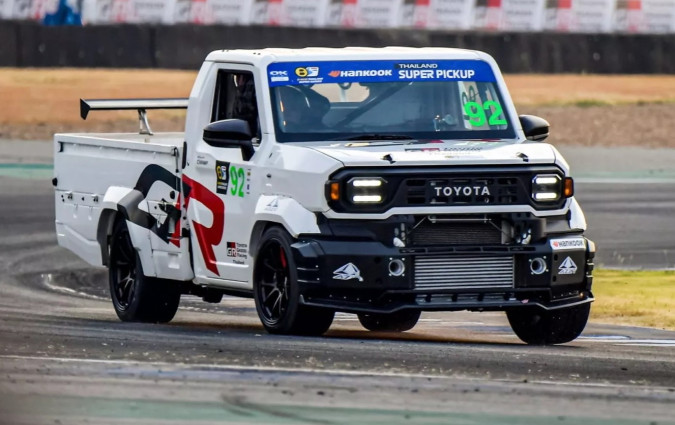 Το Hilux εγκαταλείπει το μεροκάματο και το ρίχνει έξω, γυρίζοντας τις πίστες. Toyota Hilux