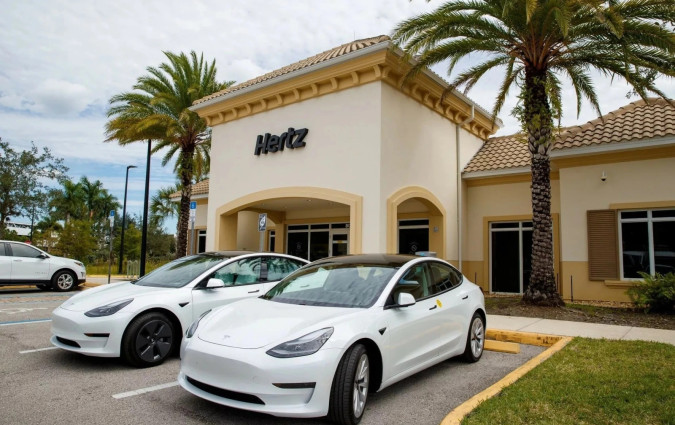 Φαίνεται ότι η Hertz «πατάει» στο γεγονός ότι οδηγώντας το συγκεκριμένο αυτοκίνητο, εκτιμάς την κατάστασή του και μια καλή προσφορά θα σε βάλει σε σκέψεις αγοράς. Model 3