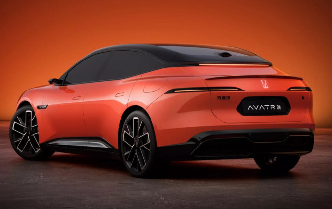 Εμφανισάρα με τις πλάτες της Huawei και κίνηση ακόμα και με βενζίνη, για να πιάσει όλα τα γούστα. Avatr 06